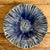 Skål blå med bølgete kanter, 18 cm
