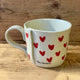 Kopp med røde hjerter