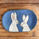 Oval fat, blå matt, med to hare, 27 * 17 cm